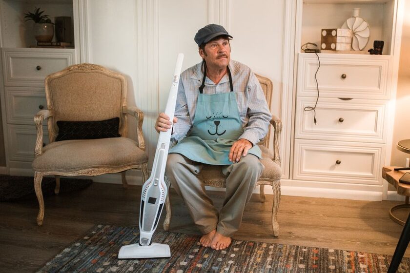 Traîneau avec sac 700 W, filtre HEPA, compact Amazon Basics
